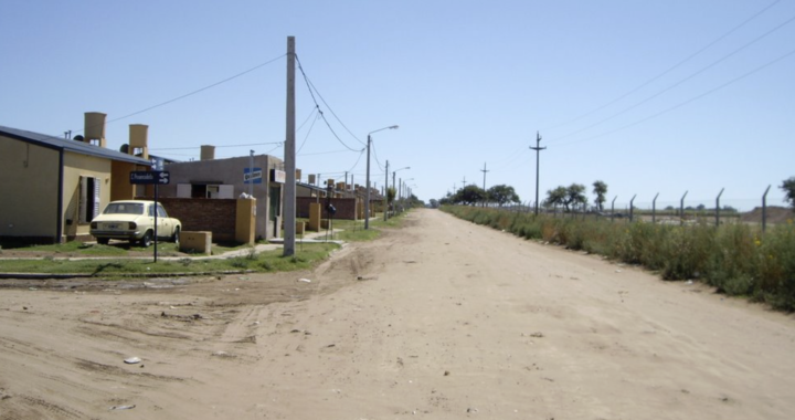 Tenía orden de detención vigente, merodeaba el barrio y trepó los techos para escapar: lo atraparon igual
